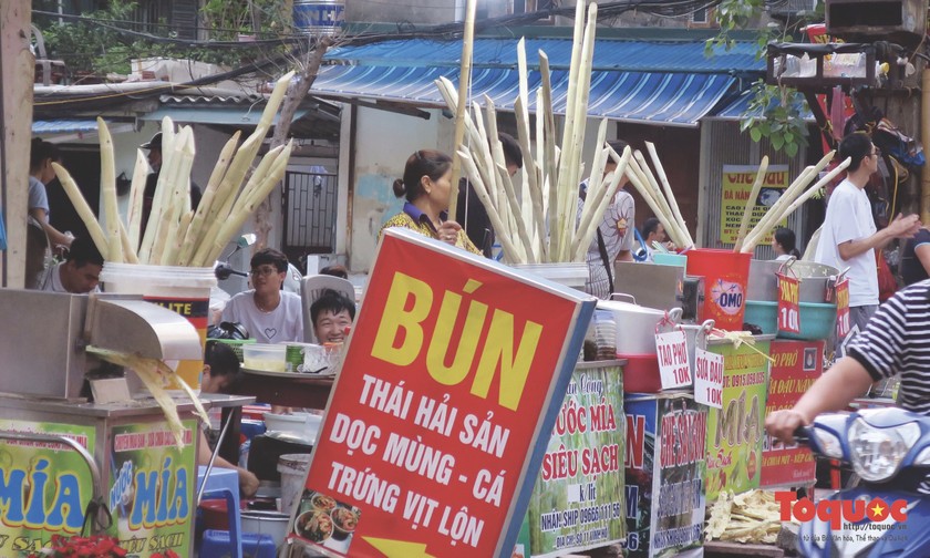 Du khách nước ngoài có thể dễ dàng tìm thấy xe nước mía dọc các con phố ở khắp Việt Nam.