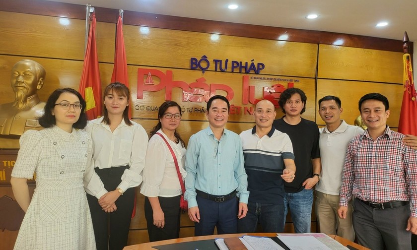 Các thành viên của Ban PLBĐ chụp ảnh cùng TS. Vũ Hoài Nam (thứ tư từ trái sang) - Tổng Biên tập Báo PLVN.