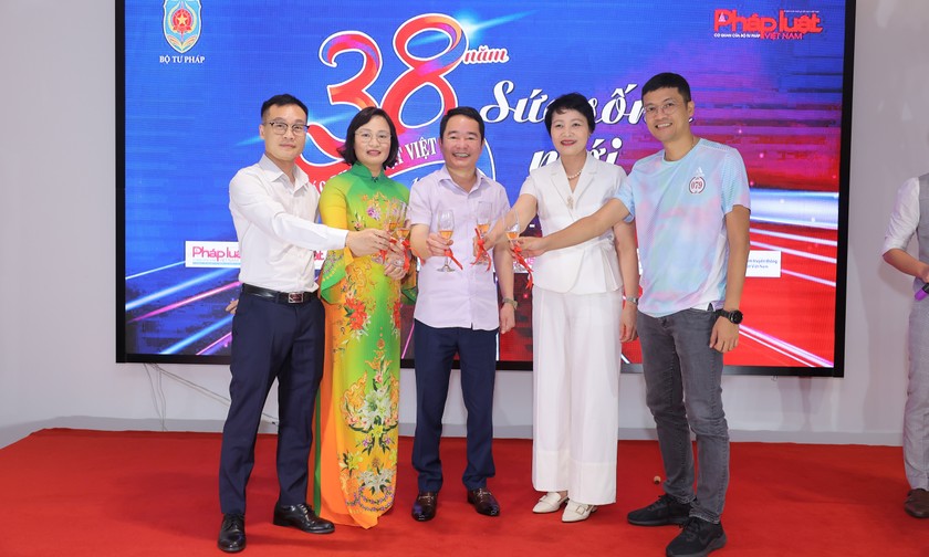 Chủ tịch Công đoàn Bộ Tư pháp Khương Thị Thanh Huyền (thứ hai từ phải sang) cùng các lãnh đạo Báo Pháp luật Việt Nam chúc mừng thành quả 38 năm xây dựng và phát triển Báo Pháp luật Việt Nam.