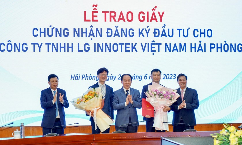 Lãnh đạo TP trao Giấy chứng nhận đăng ký đầu tư điều chỉnh tăng vốn cho Công ty TNHH LG Innotek Việt Nam Hải Phòng.