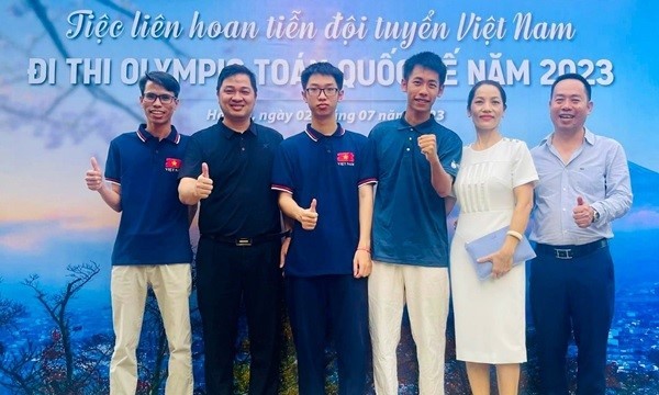 Gia đình em Nguyễn An Thịnh (thứ ba từ trái sang) và giáo viên trường chuyên Trần Phú, Hải Phòng.
