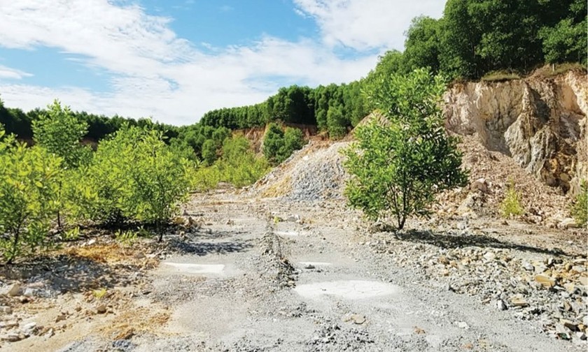 Một mỏ khai thác đất chưa thực hiện biện pháp phục hồi môi trường. 