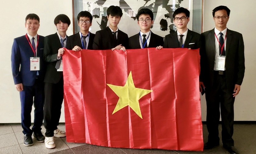 5 học sinh Việt Nam tham dự Olympic Vật lí quốc tế 2023 (đứng giữa) và các thầy giáo.