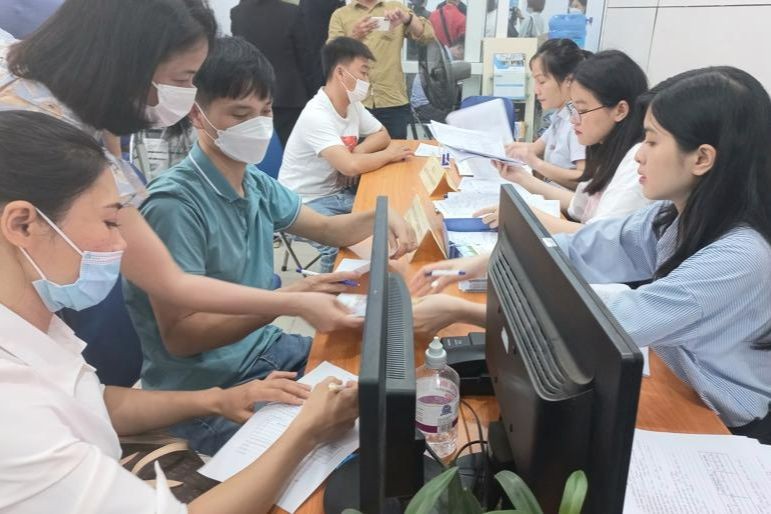 Người lao động đăng ký thông tin tuyển dụng tại Trung tâm Dịch vụ việc làm Hà Nội.