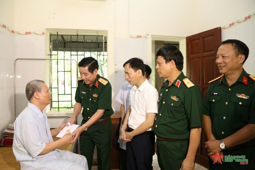 Trung tướng Nguyễn Văn Gấu trao quà của Quân ủy Trung ương, Bộ Quốc phòng tặng các thương binh, bệnh binh.