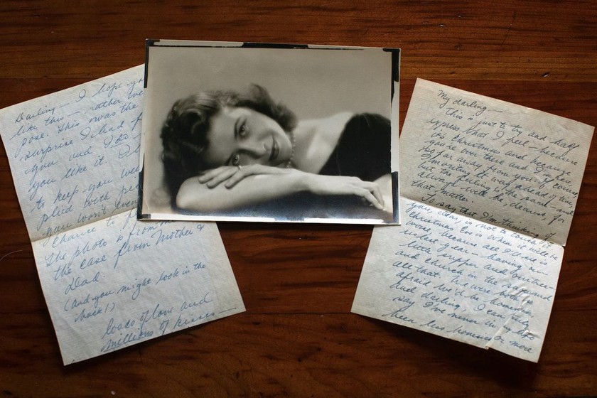 Bức thư của Patricia Brim gửi Raymond vào ngày 14/02/1944 cùng với bức ảnh “kỳ quặc” của cô. (Ảnh: Robb Hill/The Washington Post)