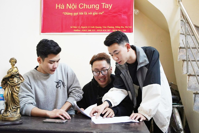 Minh Sơn, Vương Anh và Thanh Hải (từ trái sang) tại mái ấm cho người vô gia cư. (Ảnh: Quỳnh Nguyễn) 