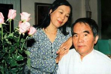 Nhà thơ Lâm Thị Mỹ Dạ bên cạnh chồng - nhà văn Hoàng Phủ Ngọc Tường. (Ảnh Internet)
