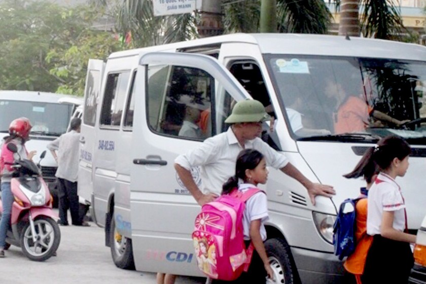 Xe đưa đón học sinh tại Hải Dương. (Hình: baogiaothong.vn)