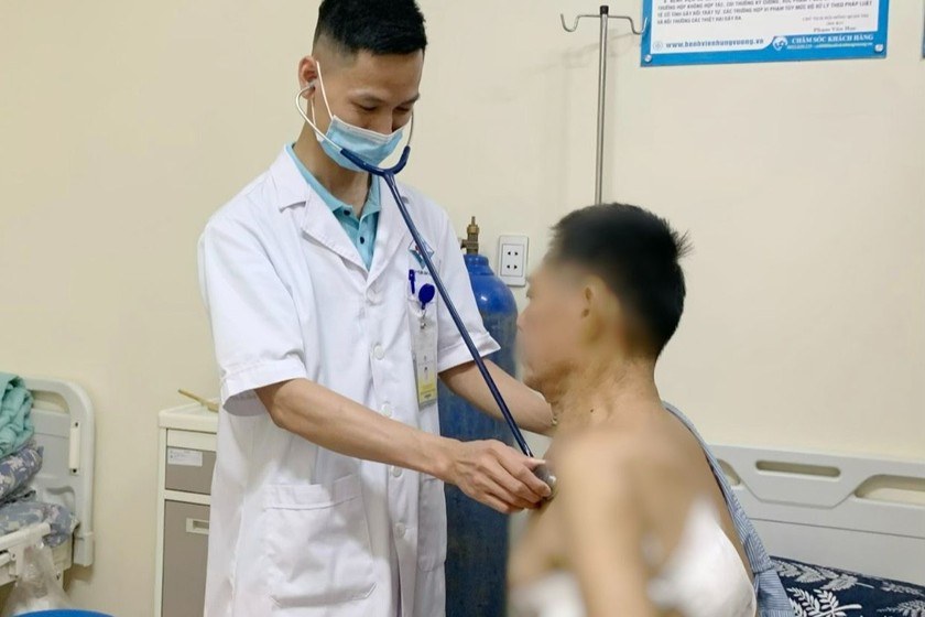Bác sĩ thăm khám lại cho bệnh nhân sau phẫu thuật cắt khối u tại phổi. Ảnh: BVCC