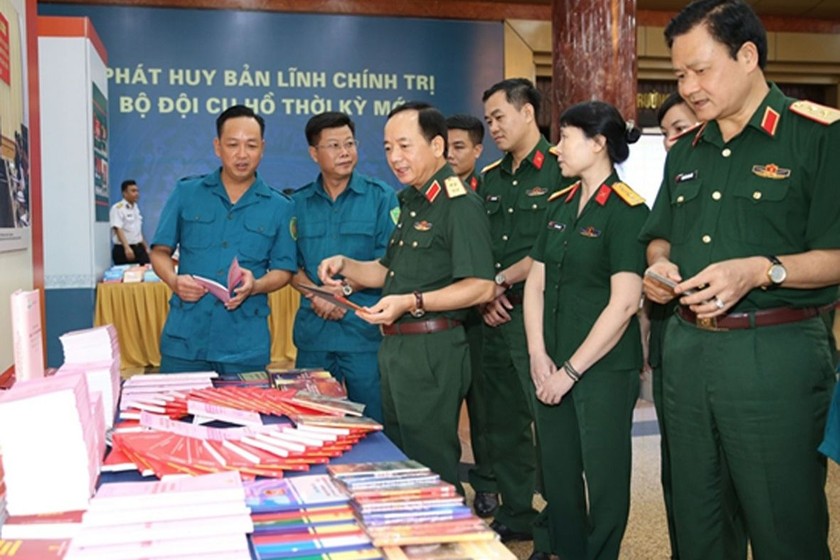 Trung tướng Trịnh Văn Quyết thăm gian trưng bày sách, tài liệu GDCT của các đơn vị.