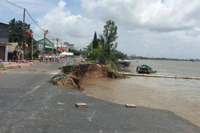Một đoạn quốc lộ 91 (huyện Châu Phú, tỉnh An Giang) bị sạt lở nghiêm trọng vào 8/2019 có nguyên nhân do khai thác cát. (Ảnh: Minh Anh) 