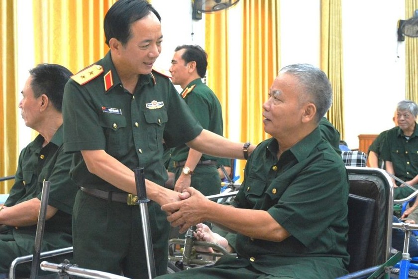 Trung tướng Trịnh Văn Quyết thăm hỏi, động viên các thương binh, bệnh binh. Ảnh: Báo QĐND