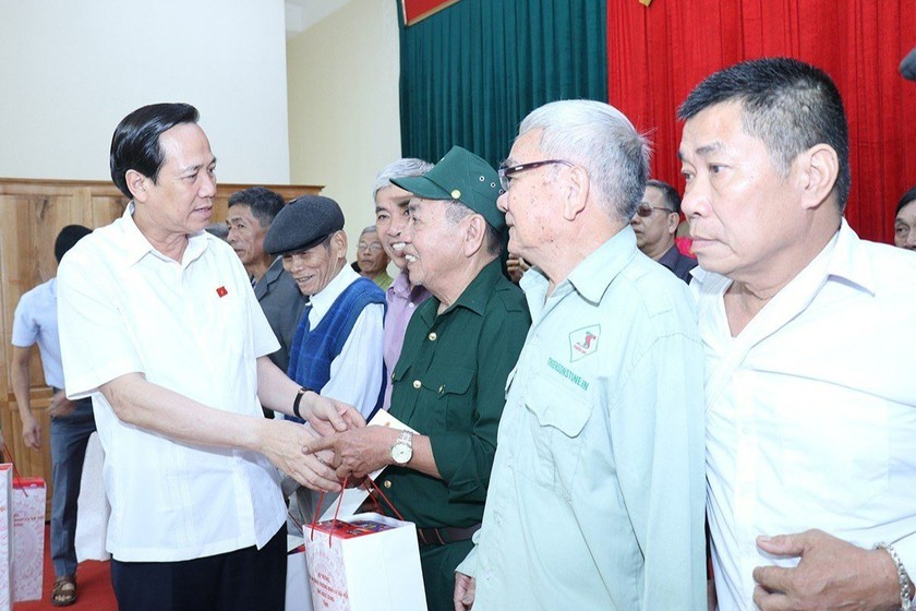 Bộ trưởng Bộ LĐ-TB&XH Đào Ngọc Dung tặng quà người có công huyện Triệu Sơn (tỉnh Thanh Hóa). (Ảnh: Chí Tâm)
