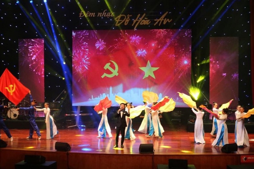 Ca sĩ Hoàng Tùng thể hiện ca khúc trong đêm nhạc Đỗ Hòa An- tôn vinh nhạc sĩ sở hữu hàng trăm ca khúc về Quảng Ninh. (Ảnh Huy Đào)