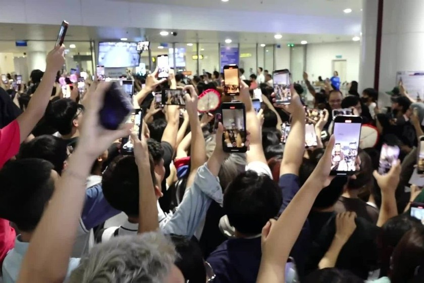 Fan hâm mộ trẻ tuổi đứng chật sảnh chờ sân bay đón nhóm nhạc thần tượng. (Nguồn Internet)
