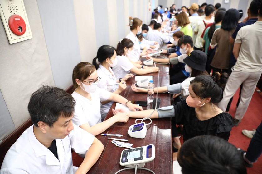 Hội Thầy thuốc trẻ Việt Nam khám bệnh miễn phí cho 2.500 thanh niên công nhân tại Ngày hội. (Nguồn: T.Ư Đoàn)