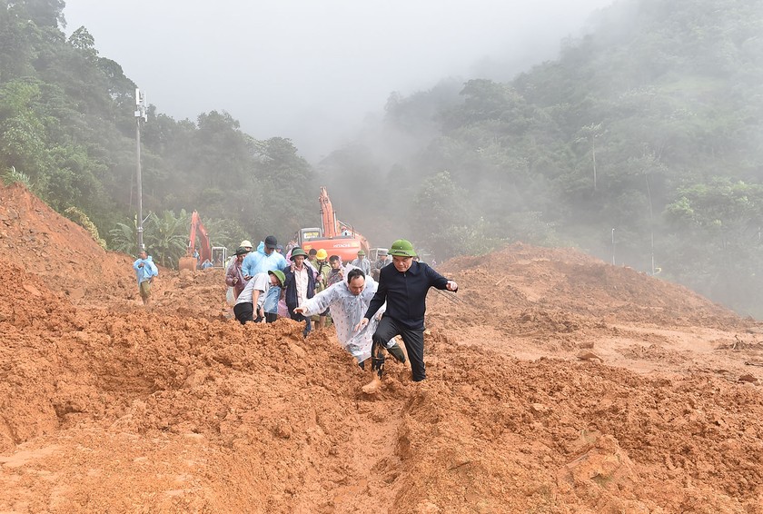 Phó Thủ tướng Trần Lưu Quang dẫn đầu Đoàn công tác vào kiểm tra hiện trường vụ sạt lở đất tại đèo Bảo Lộc. (Nguồn ảnh: VGP)