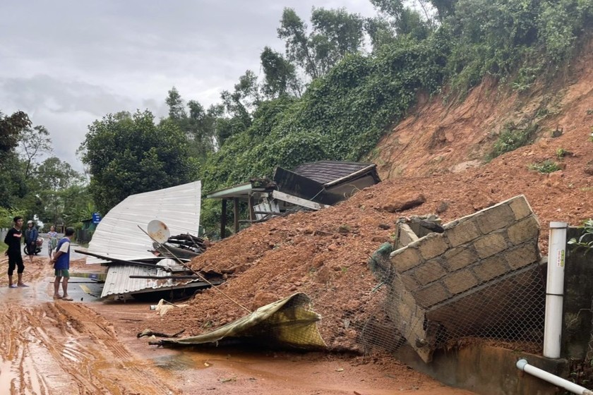Một vụ sạt lở đất vùi lấp nhà dân ở huyện Phú Lộc vào tháng 10/2022. (Nguồn: baothuathienhue.vn)