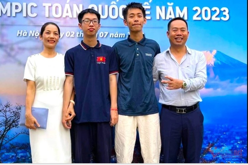 Gia đình anh Ngọc Hà cùng hai con trai sở hữu HCV Olympic Toán quốc tế.