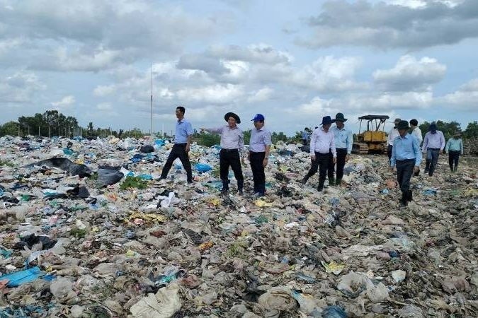 Đoàn lãnh đạo tỉnh Bến Tre khảo sát tiến độ xử lý ô nhiễm môi trường tại bãi rác An Hiệp. 