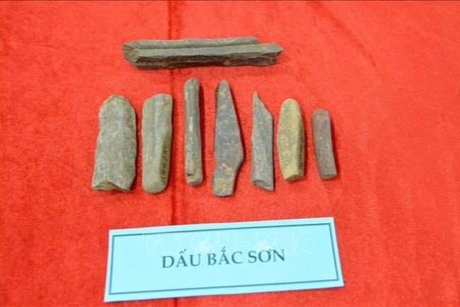 Các hiện vật thu được sau khai quật di chỉ khảo cổ hang Ngườm Sâu, xã Gia Lộc, huyện Chi Lăng, tỉnh Lạng Sơn. Ảnh: TTXVN