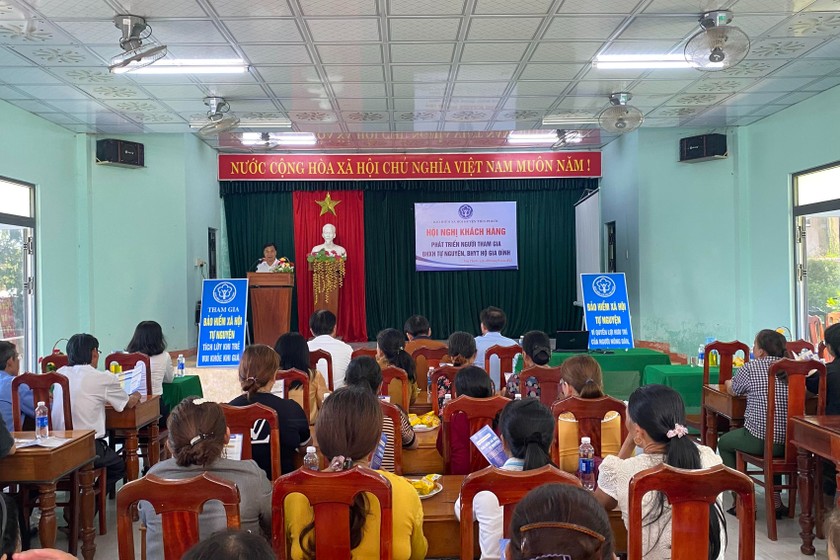 Đổi mới hình thức tuyên truyền phát triển người tham gia BHXH tự nguyện, BHYT hộ gia đình tại xã Tiên Cảnh, huyện Tiên Phước, tỉnh Quảng Nam. (Ảnh: Vũ Hoài)