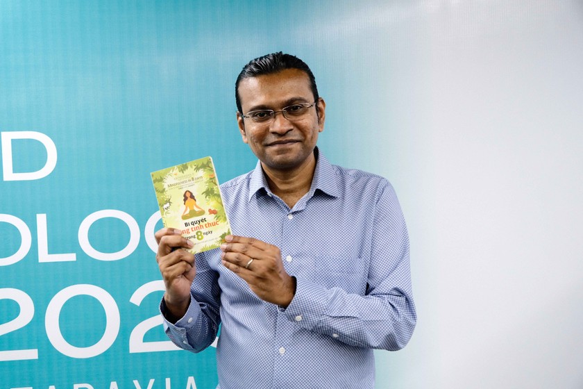 Tác giả Tiến sĩ Kathirasan K và cuốn sách.