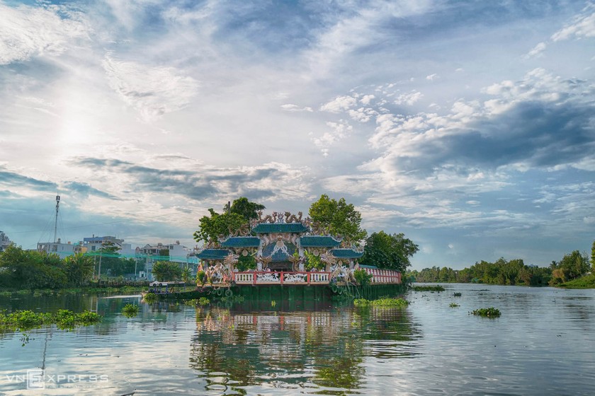 Một ngôi chùa độc đáo ven sông thu hút nhiều du khách. (Ảnh: Internet)