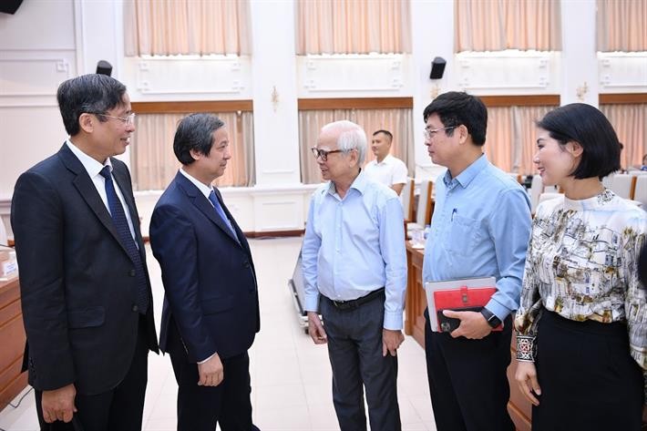 Bộ trưởng Nguyễn Kim Sơn trong buổi gặp mặt, đối thoại giáo viên sáng 15/8. (Nguồn: Bộ GD&ĐT)