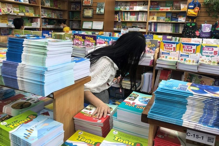 Phụ huynh Hà Nội tìm mua sách cho con trước thềm năm học mới. (Ảnh: Mỹ Trinh)