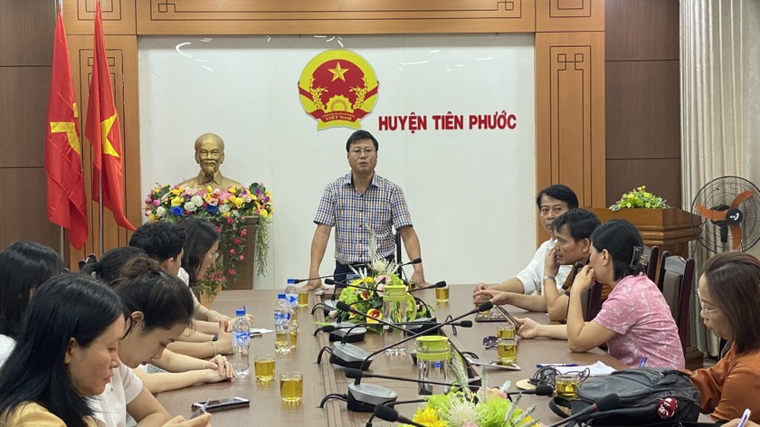 Ông Dương Đức Lin - Phó Chủ tịch UBND, Trưởng Ban Chỉ đạo thực hiện chính sách BHXH, BHYT huyện Tiên Phước chủ trì một cuộc họp.