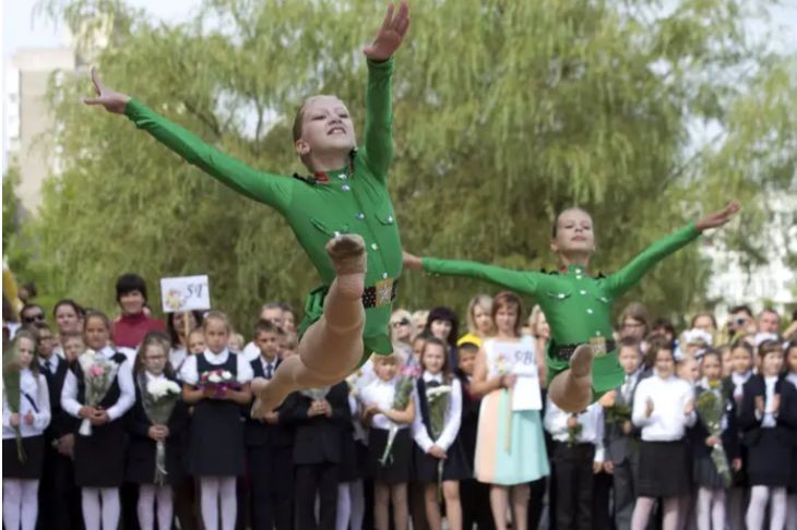 Hoạt động biểu diễn trong ngày tựu trường tại Belarus. (Ảnh: Reuters)