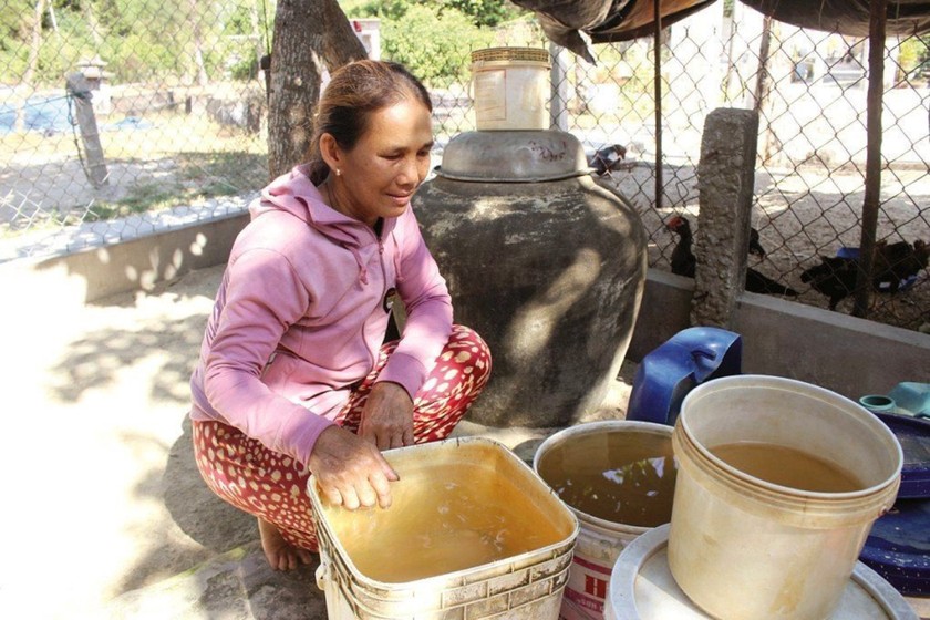 Một số hộ dân ở Tam Hải vẫn dùng nước ngầm nhiễm mặn, phèn; vì cho rằng nước sạch cấp đến xã bị bán với giá chưa hợp lý.