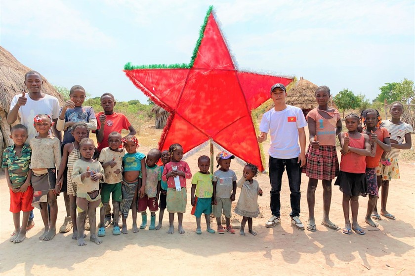 Quang Linh Vlogs thiện nguyện tại đất nước Angola. (Ảnh: Quang Linh Vlogs)