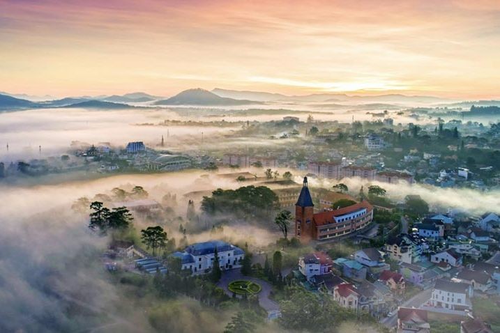 Vẻ đẹp lãng đãng sương giăng của Việt Nam đã thu hút nhiều du khách trong và ngoài nước. (ảnh: Trần Quang Anh)