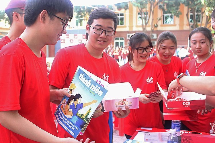 Chương trình truyền thông sức khỏe sinh sản cho sinh viên “Hành trình SV - OK” do Tạp chí Thanh niên phối hợp Tổ chức DKT International tại Việt Nam thực hiện tại Nghệ An. (Nguồn: Báo ND)