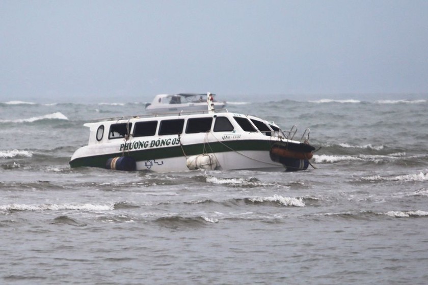 Tàu QNa-1152 gặp nạn khiến 17 người chết, chiều 26/2/2022. Ảnh: VNExpress