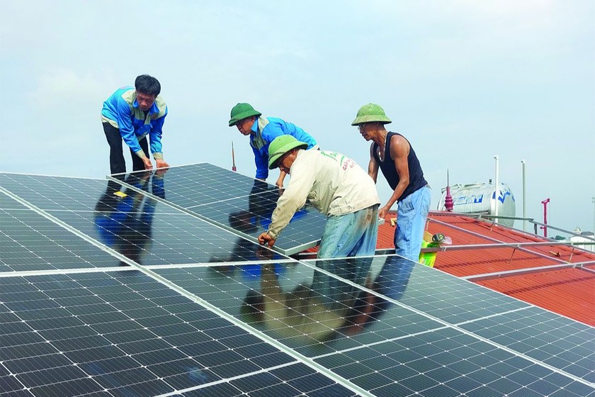 Sử dụng điện năng lượng mặt trời giúp giảm chi phí cho người dân.(Ảnh: Lê Trang)