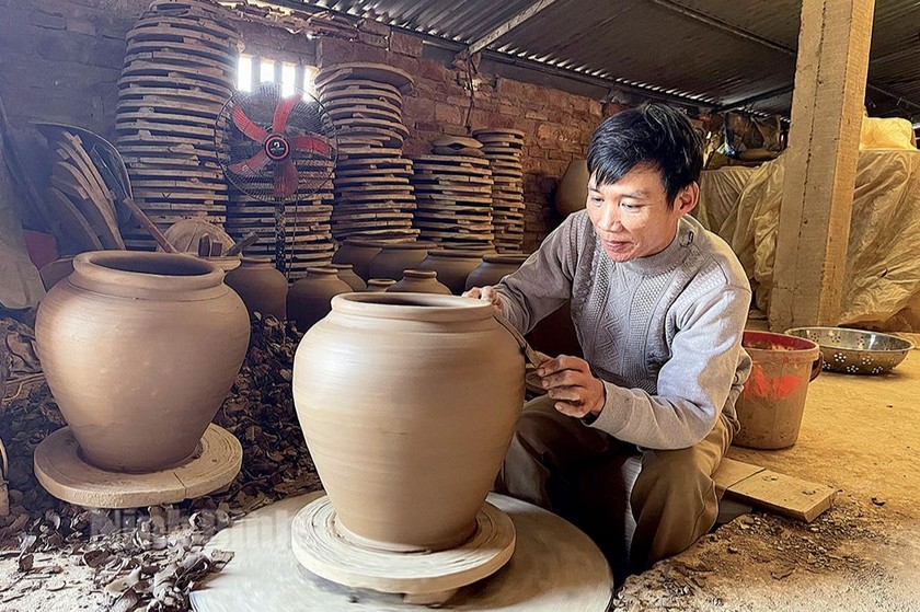 Người thợ gốm tại Gia Thủy khéo léo, tỉ mỉ trong khâu tạo hình gốm. (Ảnh: Lan Anh)
