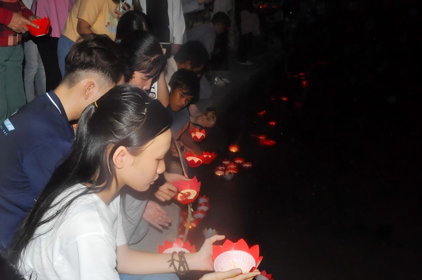 Thả đèn cầu nguyện cho hương linh những người tử nạn.