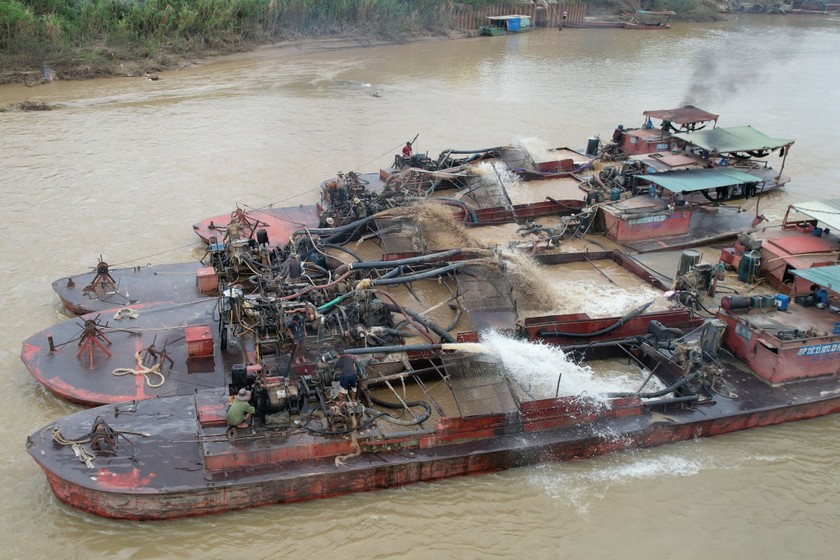 Một số phương tiện hút trộm cát trên sông Đồng Nai. 