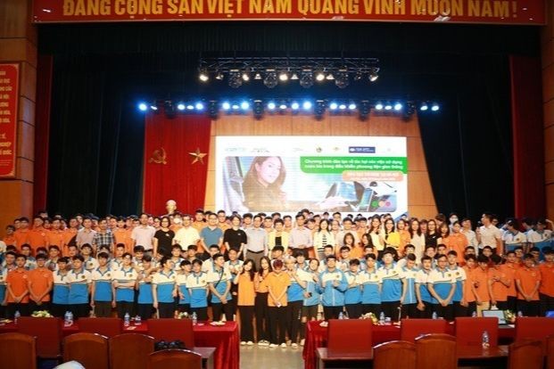 Sinh viên tham gia Chương trình đào tạo về tác hại của việc sử dụng rượu, bia trong điều khiển phương tiện giao thông tạiViệtNam. (Nguồn ảnh: Báo dân sinh)