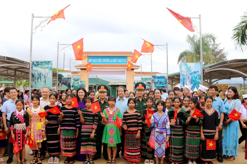 Bộ trưởng Nguyễn Kim Sơn thăm, động viên học sinh, giáo viên Trường THCS Hoàng Văn Thụ, huyện Đắk Glong, tỉnh Đắk Nông. Ảnh: Bộ GD&