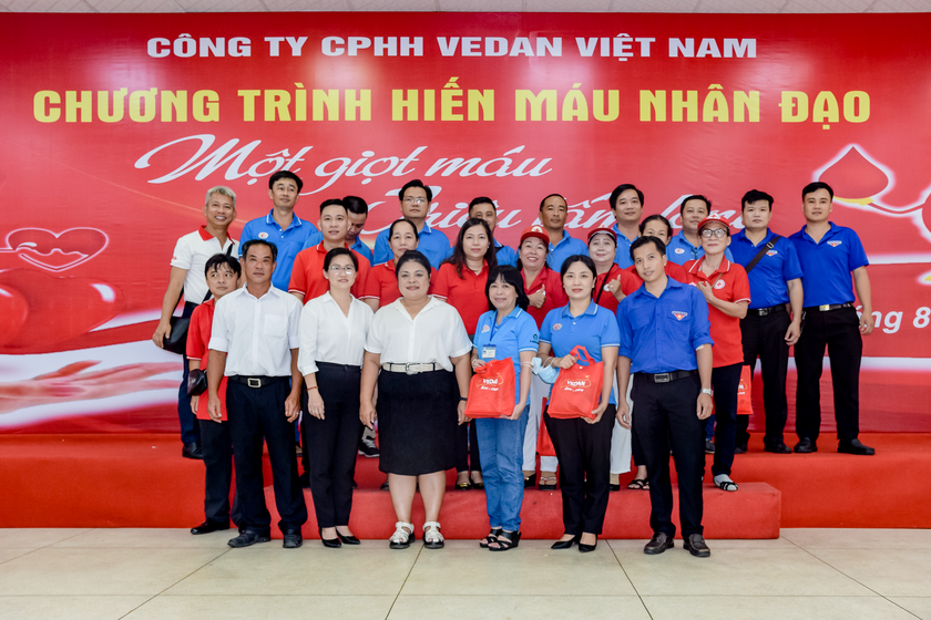 Vedan Việt Nam cùng các cán bộ Hội Chữ Thập Đỏ và y bác sĩ Bệnh viện Chợ Rẫy TP HCM chụp ảnh lưu niệm.