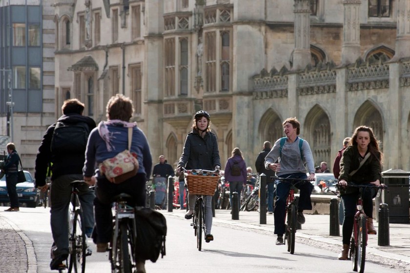 Ngày càng nhiều sinh viên đại học tại Anh phải làm thêm để kiếm sống. (Nguồn: Telegraph) 
