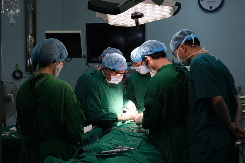 Các bác sĩ phẫu thuật cắt khối u cho bệnh nhân.