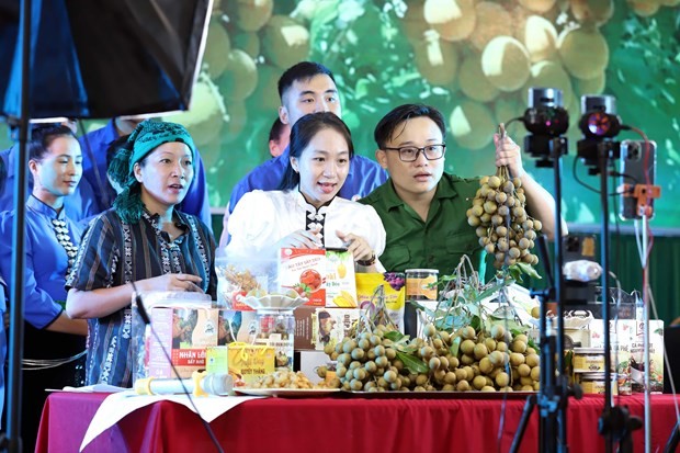 Các nhà sáng tạo nội dung livestream bán sản phẩm nông sản của tỉnh Sơn La trên các nền tảng số. Ảnh: TTXVN