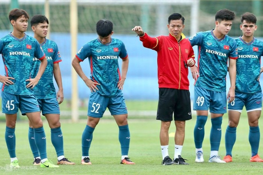 HLV Hoàng Anh Tuấn (áo đỏ) hướng dẫn các cầu thủ Olympic Việt Nam trên sân tập của Trung tâm đào tạo bóng đá trẻ Việt Nam. Ảnh: Lâm Thỏa
