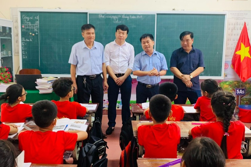 Bác sỹ Nguyễn Chí Thanh, Giám đốc CDC Hà Tĩnh và Trung tâm Y tế huyện Hương Khê giám sát dịch đau mắt đỏ tại Trường Tiểu học thị trấn Hương Khê.